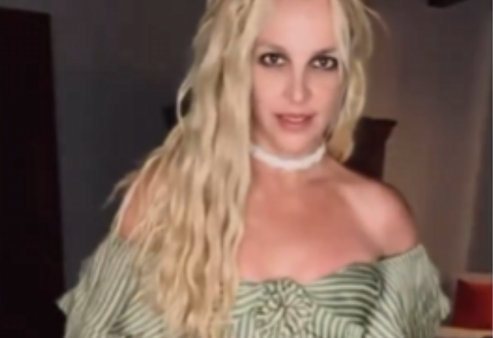 בריטני רוקדת בלייב, והשמלה נפלה – הצופים נהנו!