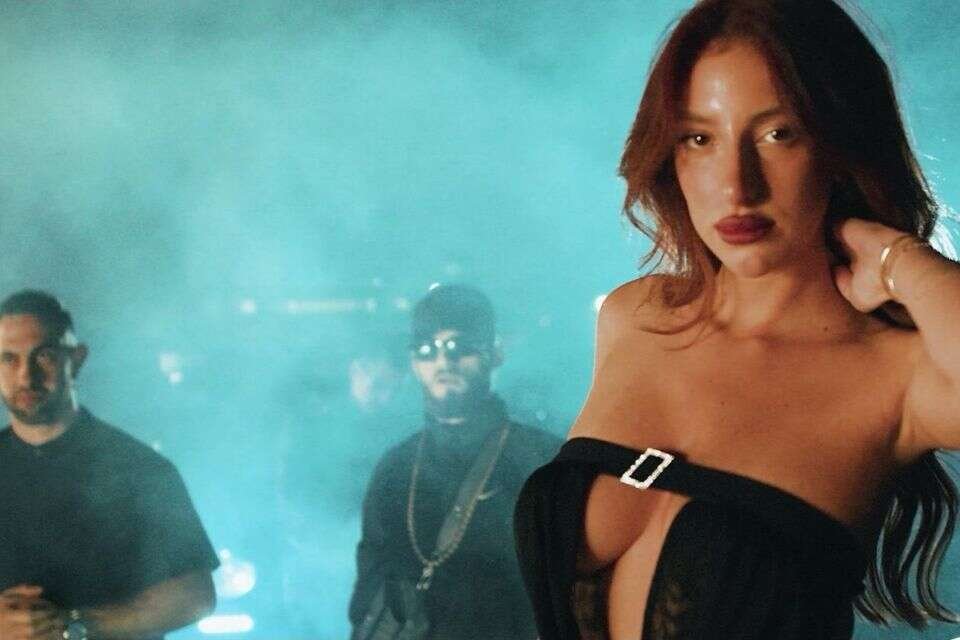 מאי ערב בחשיפה שלא עוצרת – הקליפ החושפני שמשגע את המעריצים (ולא בקטע טוב)