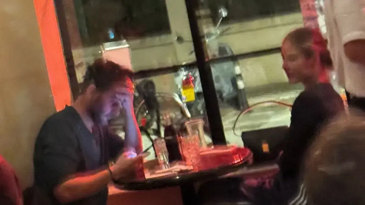 גלעד שלמור בדייט חדש: מי זו הבחורה האלמונית ולמה זה מרגיש כמו דה־ז’ה?