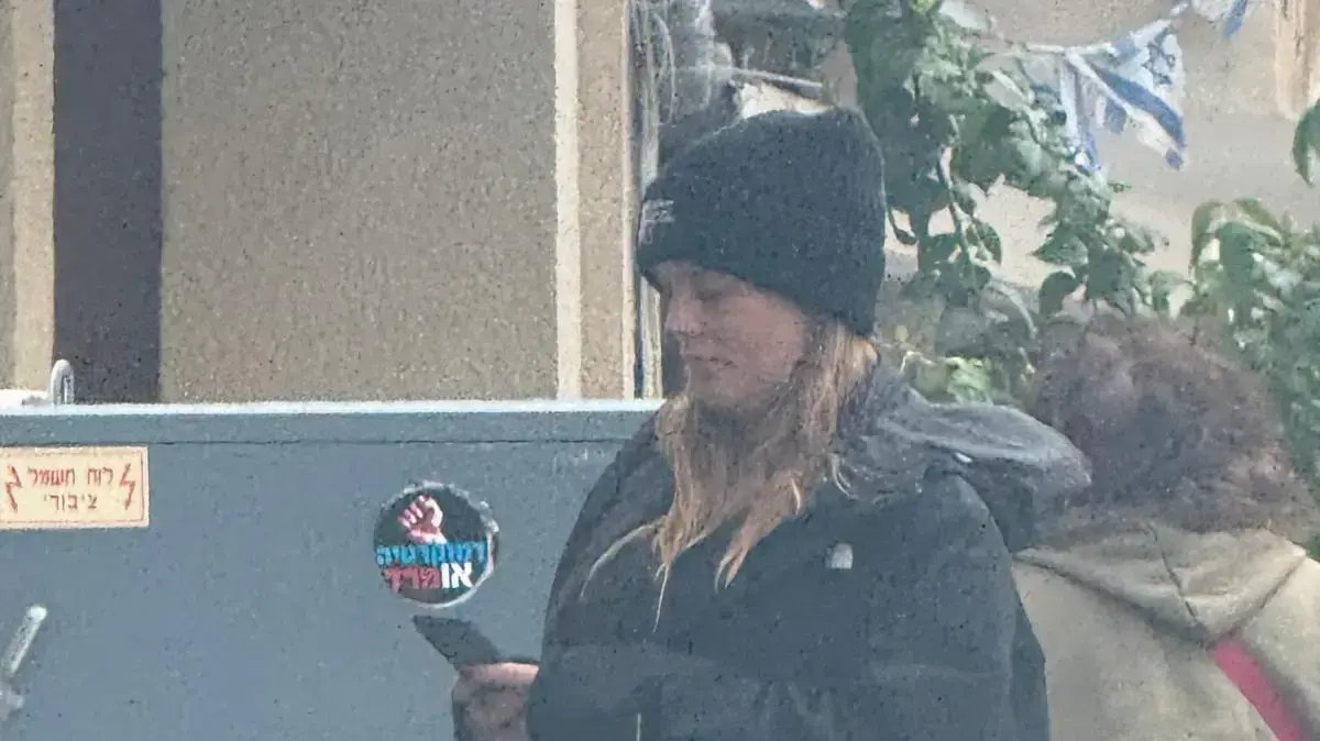 דנה פרידר תפסנו אותה בדרך לחופשת לידה: למה יהודה לוי לא היה איתה?