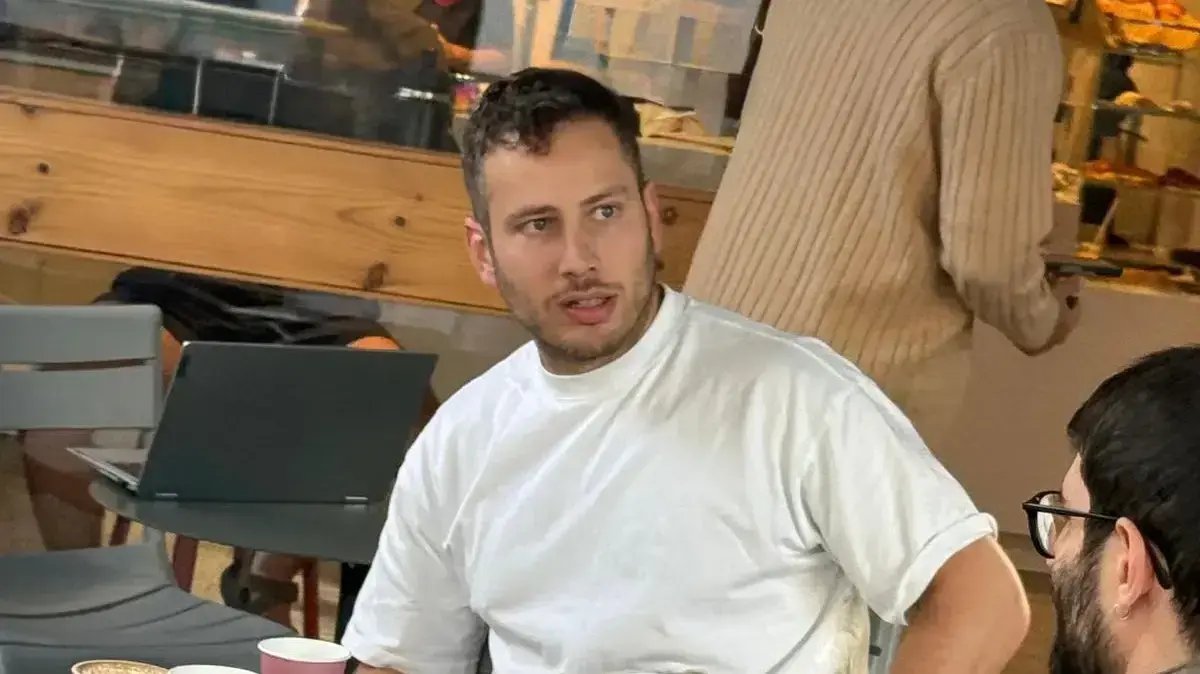 אבנר נתניהו תפסו בקפה בתל אביב : מה שהפתיע שם את כולם