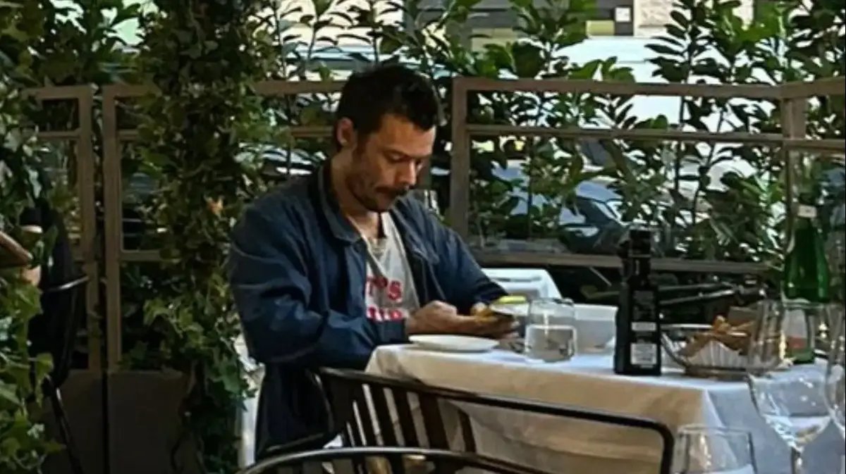 הארי סטיילס ברומא: עם מי הוא סועד — ואיפה זואי קרביץ?