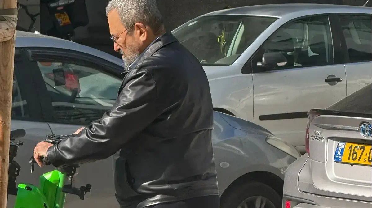 אהוד ברק והקורקינט החשמלי: מה הוא באמת בודק שם?