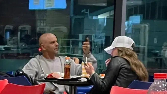 אייל גולן ודניאל גרינברג טסים לחופשה — מה קרה רגע לפני שעלו למטוס?