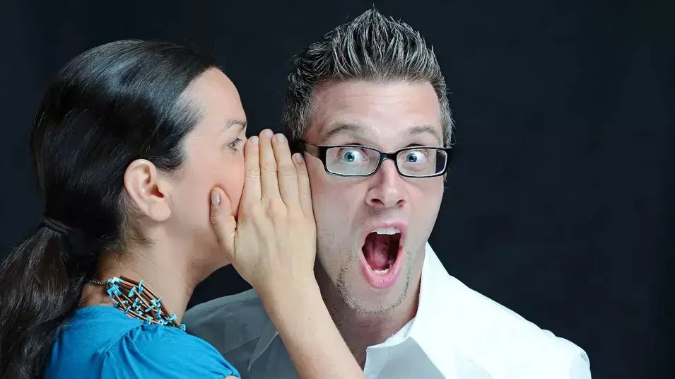 רכלו לנו חזרה למסך: מה השתנה כשסלבס נפתחו בוואטסאפ?