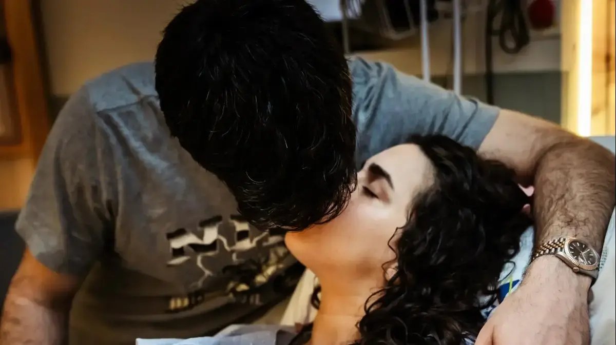 אורין ג'ולי ילדה בת בכורה בלידת מים: מה שקרה אחרי ההפללה