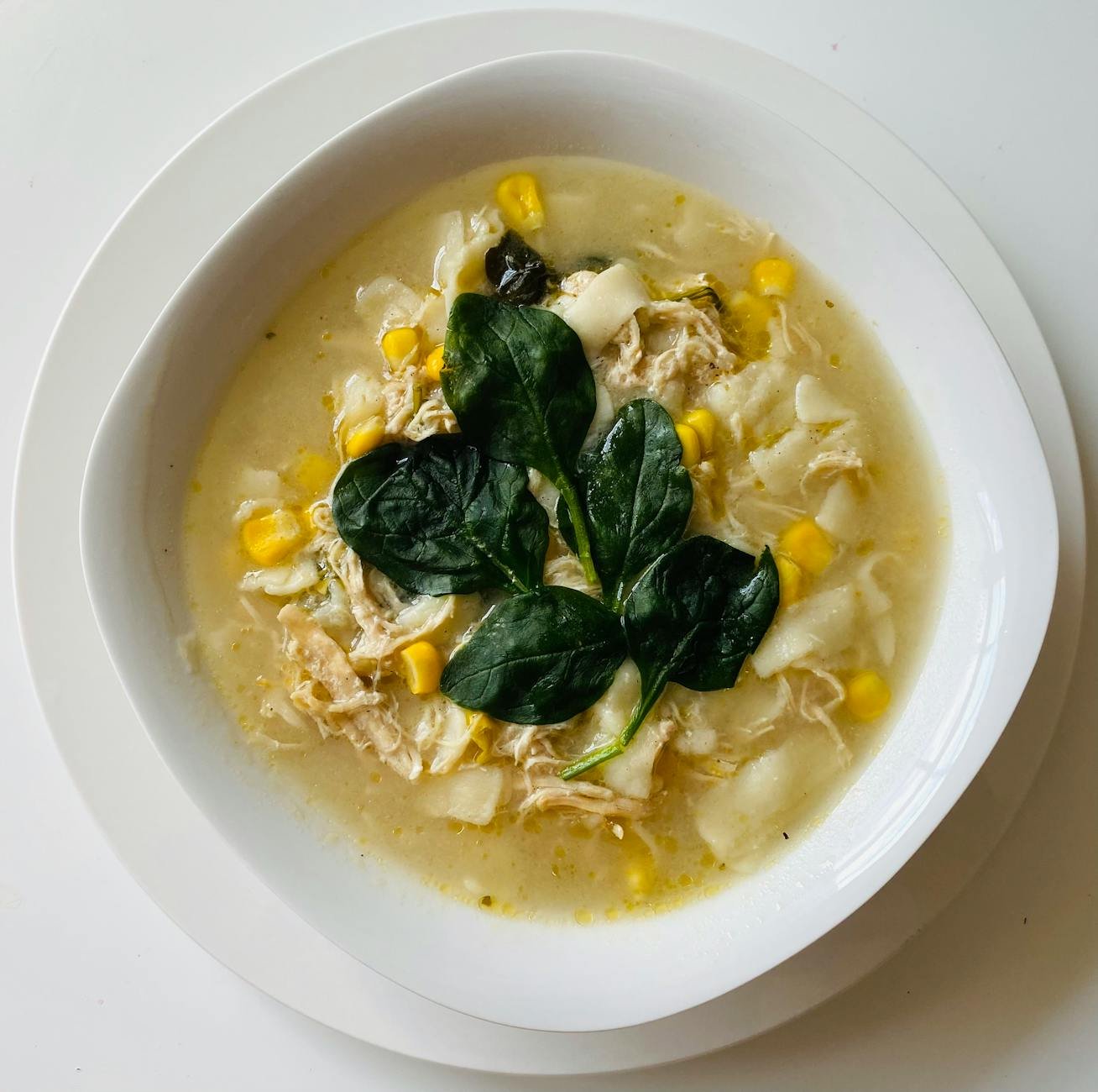 מרק עוף פסח בריא ללא גלוטן — מנחם ועשיר בחלבון