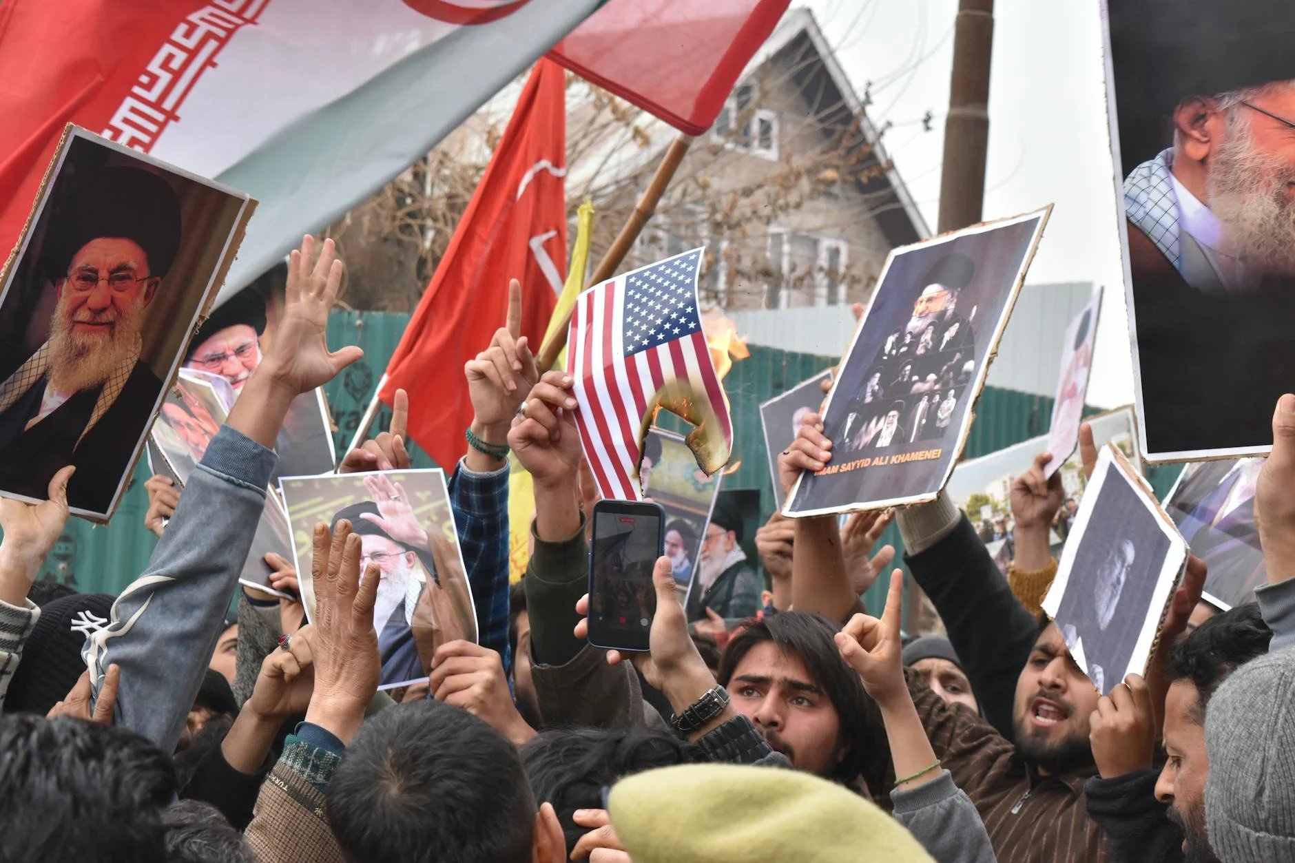 חמינאי דורש “כסף דמים” ומאיים על מיצרי הורמוז: מה המשמעות?