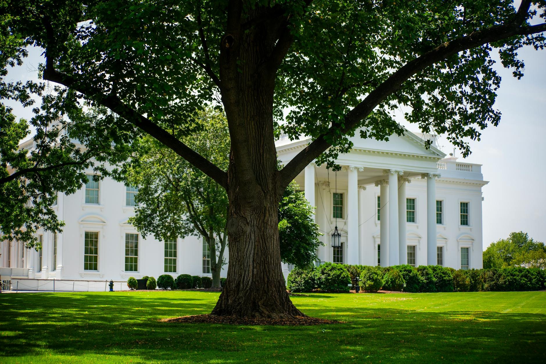 קייר סטארמר: למה דורשים ממנו להתפטר אחרי מנדלסון?