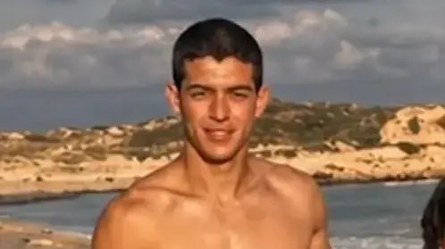 יועז הנדל חשף תמונה בחוף הים: הקוביות בבטן השאירו את כולם בלי מילים