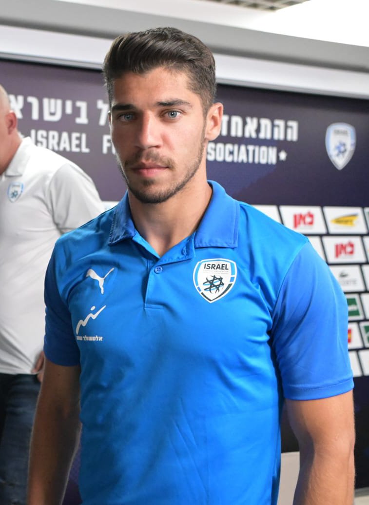 מנור סולומון בפיורנטינה: הישארות בליגה, יובנטוס ברזומה ותינוק בדרך—מה באמת יקרה עכשיו?