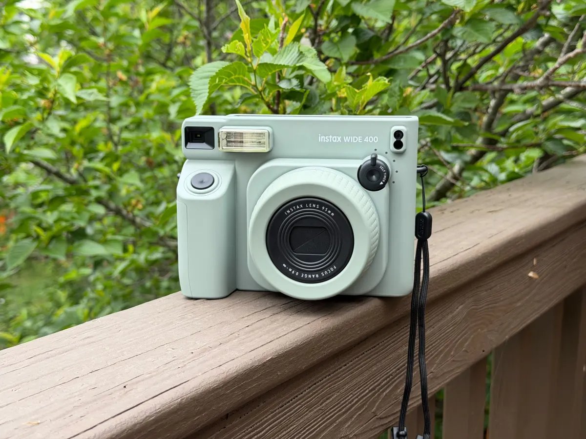 Instax Wide 400: המצלמה המיידית שהופכת את כולם לצלמים? 