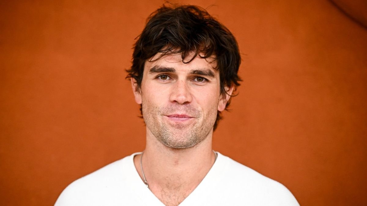 KJ Apa: האם הוא Mr Fantasy? מה גרם לו לצאת נגד הקונספירציה