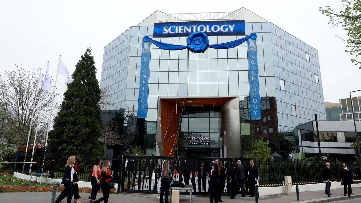 אתגר “Scientology Run”: למה בני נוער רצים לתוך כנסיות ומה יוצא מזה?