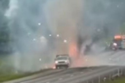 משאית זיקוקים על כביש בטנסי: איך זה נגמר בלי נפגעים?