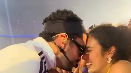 באד באני בגרמניה: מה שקרה למעריצה אחת גרם לרשת להתפוצץ