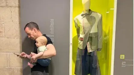 עמית סגל בתיעוד לא שגרתי: למה הוא באמת עלה לצילום עם הטלפון ביד?