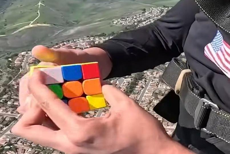 איש פותר 2 קוביות הונגריות בצניחה חופשית: איך הוא עשה את זה?