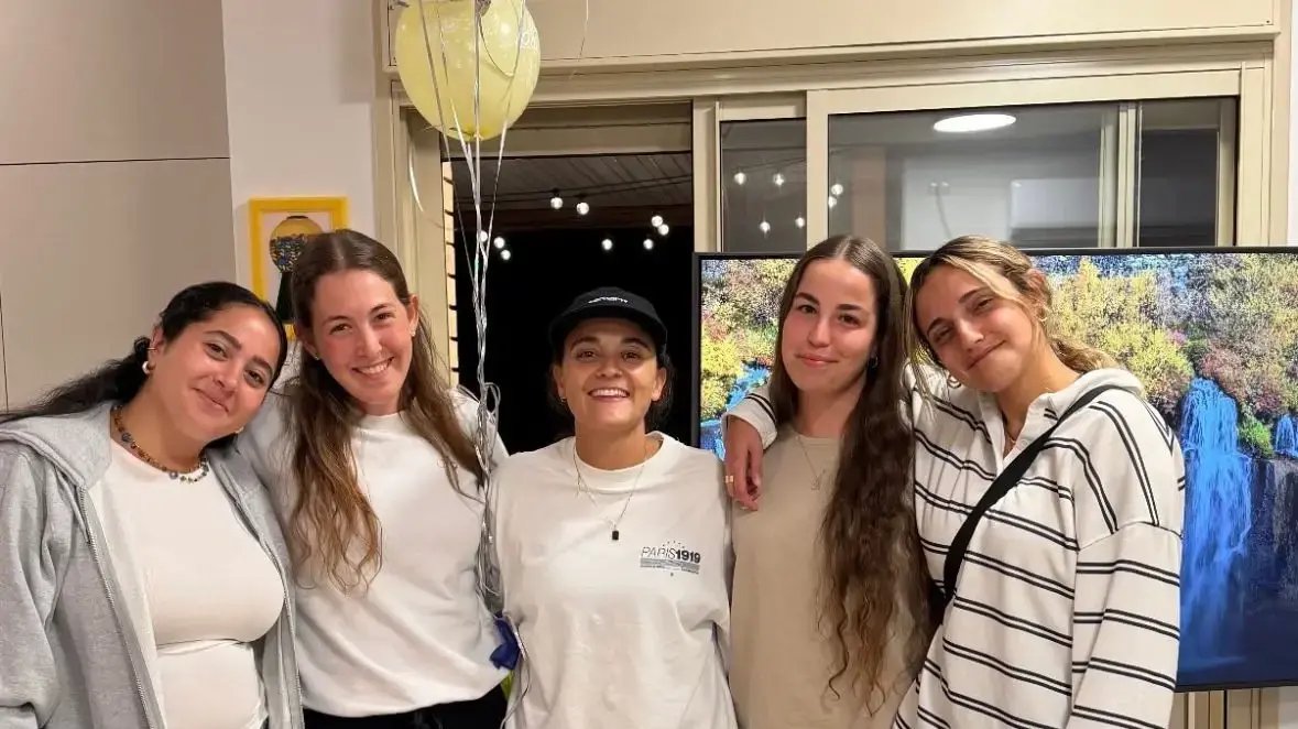 אמילי דמארי חגגה 30 עם החברות מהשבי: הסיפור מאחורי הדמעות