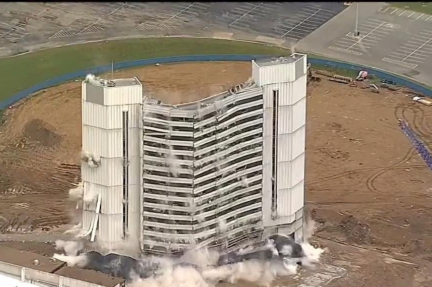 מלון בן 42 שנים בטקסס: איך 19 קומות קרסו תוך פחות מדקה?