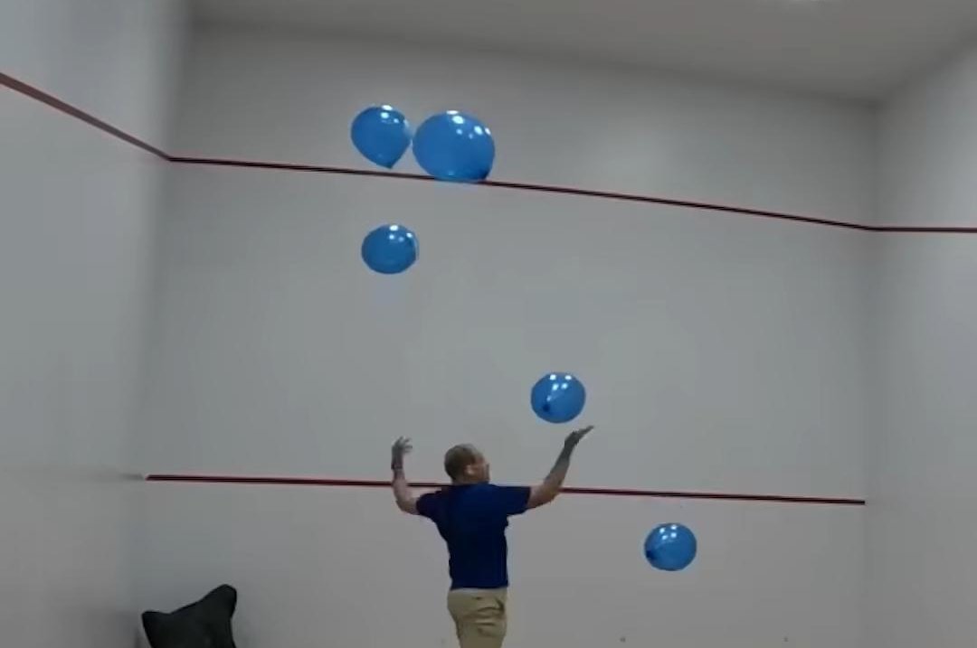 דיוויד ראש: איך מחזיקים 5 בלונים באוויר מעל דקה בלי להתבלבל?