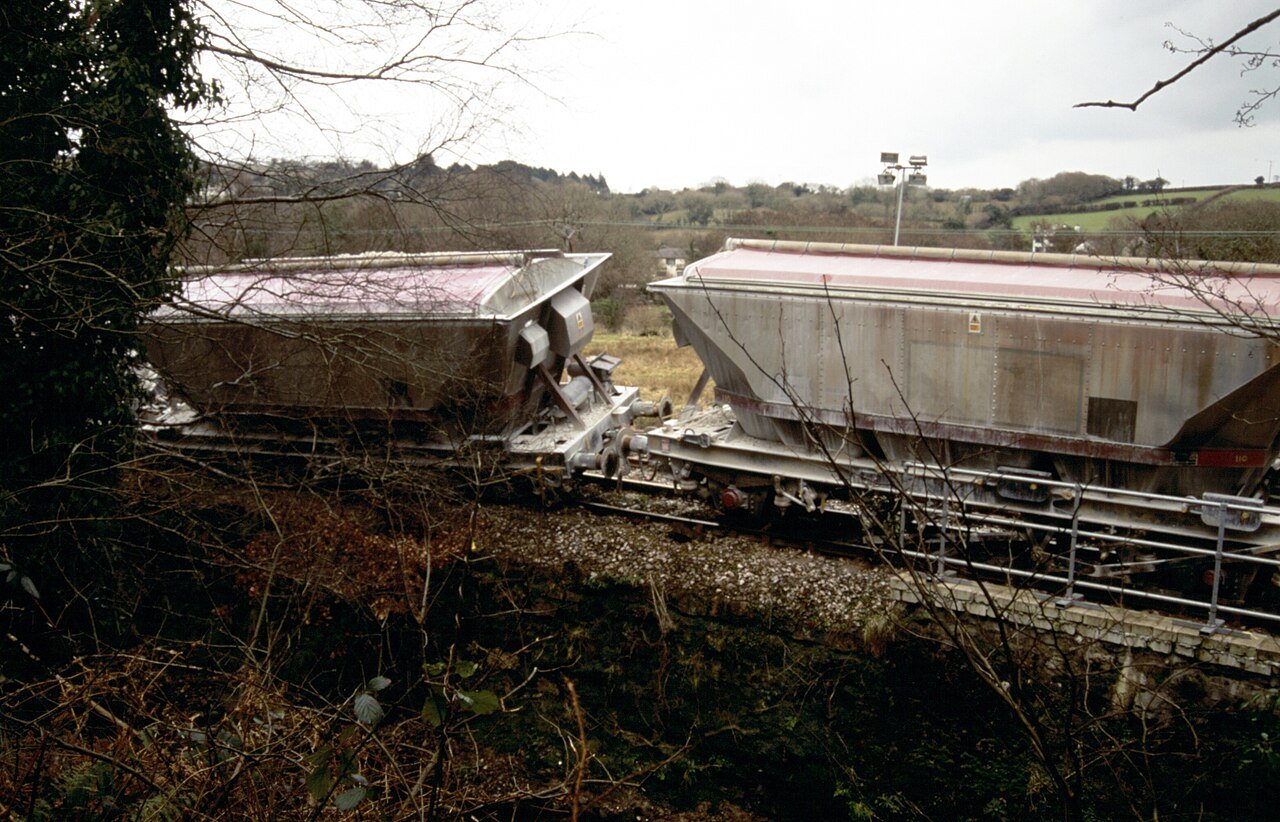 נהג רכבת בברדפורד: איך עבר אות אדום רגעים לפני התאונה? 9 שניות