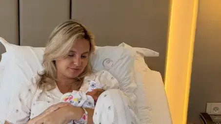 סופי בנג'מין אמא בפעם הראשונה: מה היא גילתה אחרי הלידה