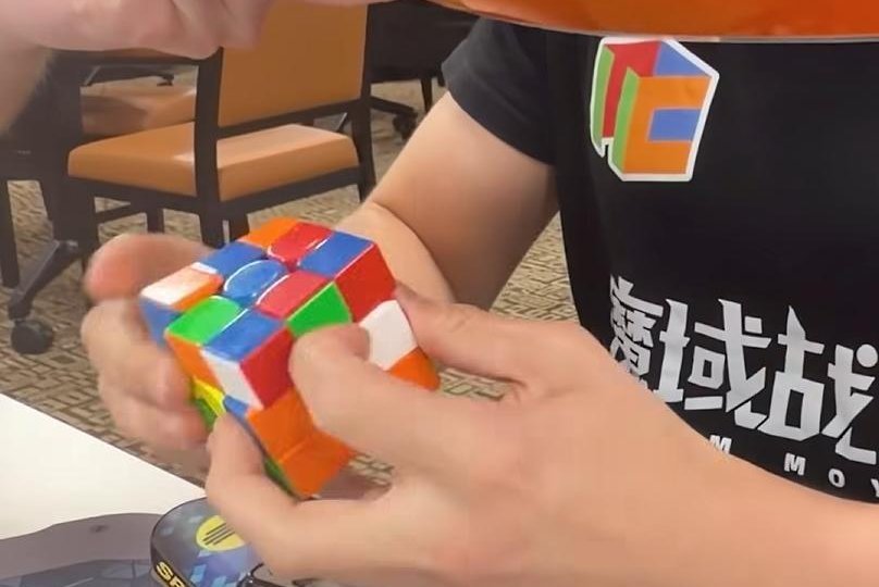 טומי צ’רי פותר קובייה הונגרית עם כיסוי עיניים: איך זה נהיה 11.56 שניות?